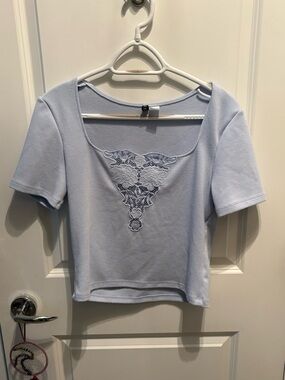 H&M Light Blue Cropped Short Sleeve Top with Lace Appliqué